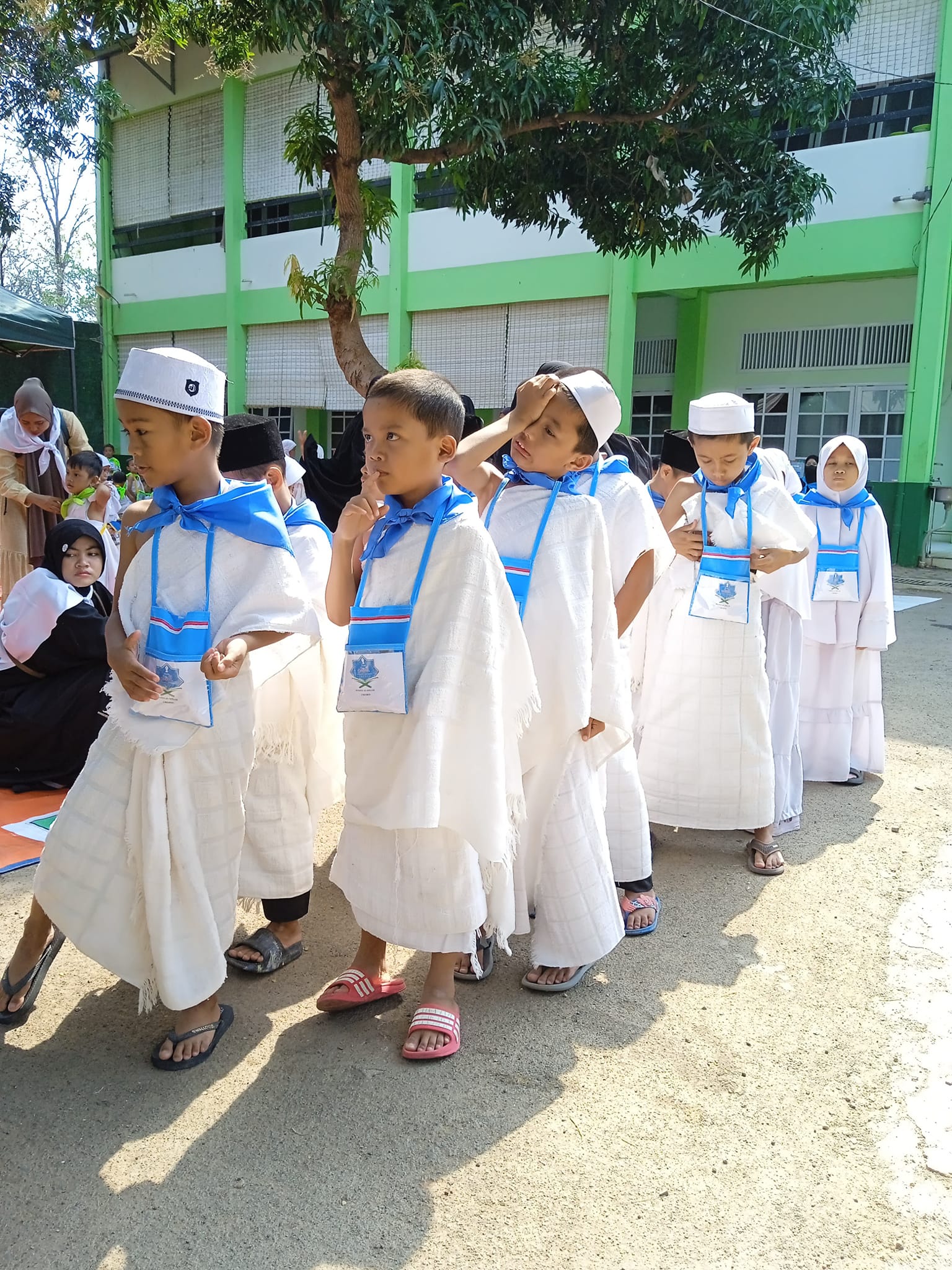 Anak tersenyum