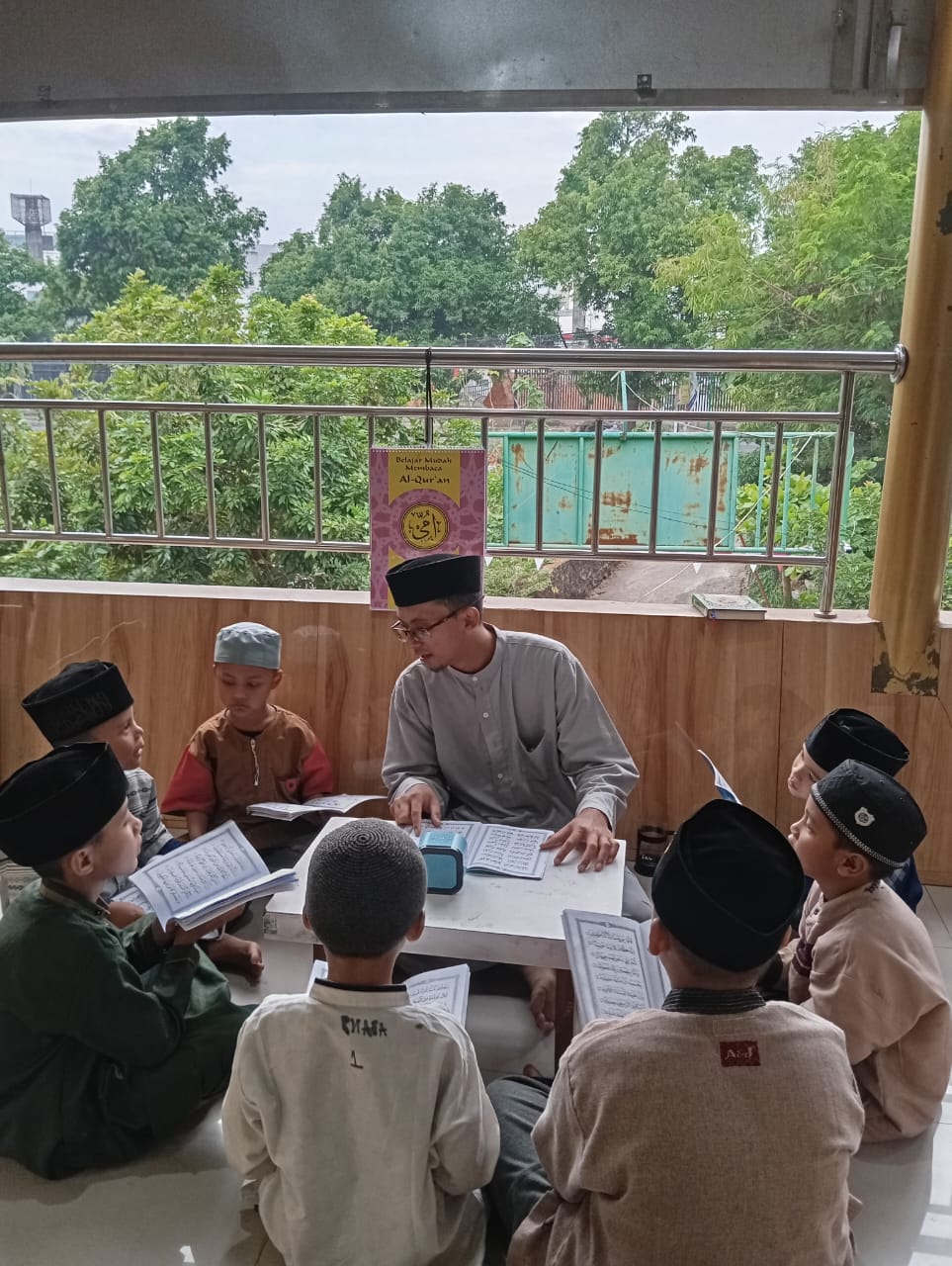 Anak-anak belajar bersama