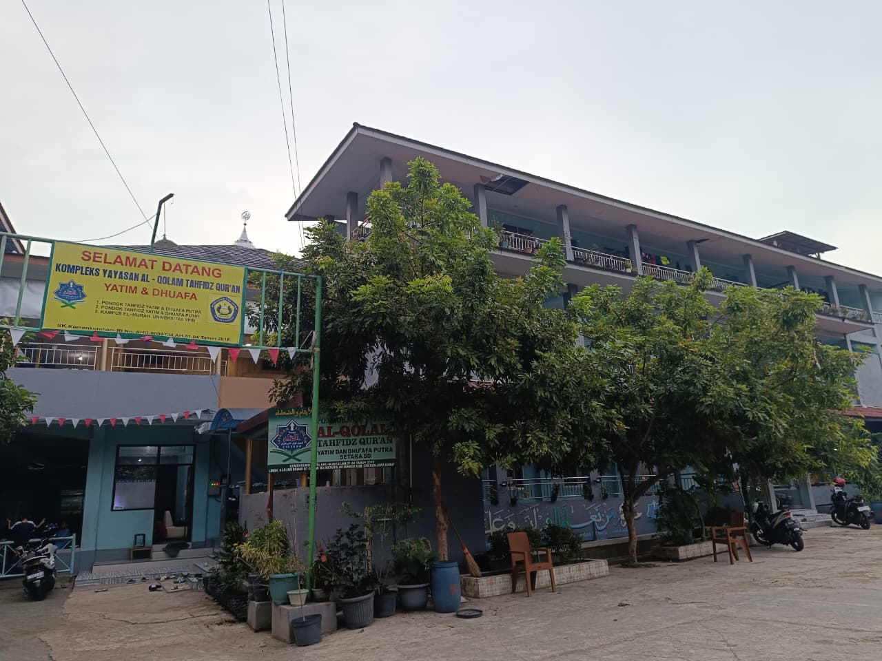 Anak-anak tersenyum
