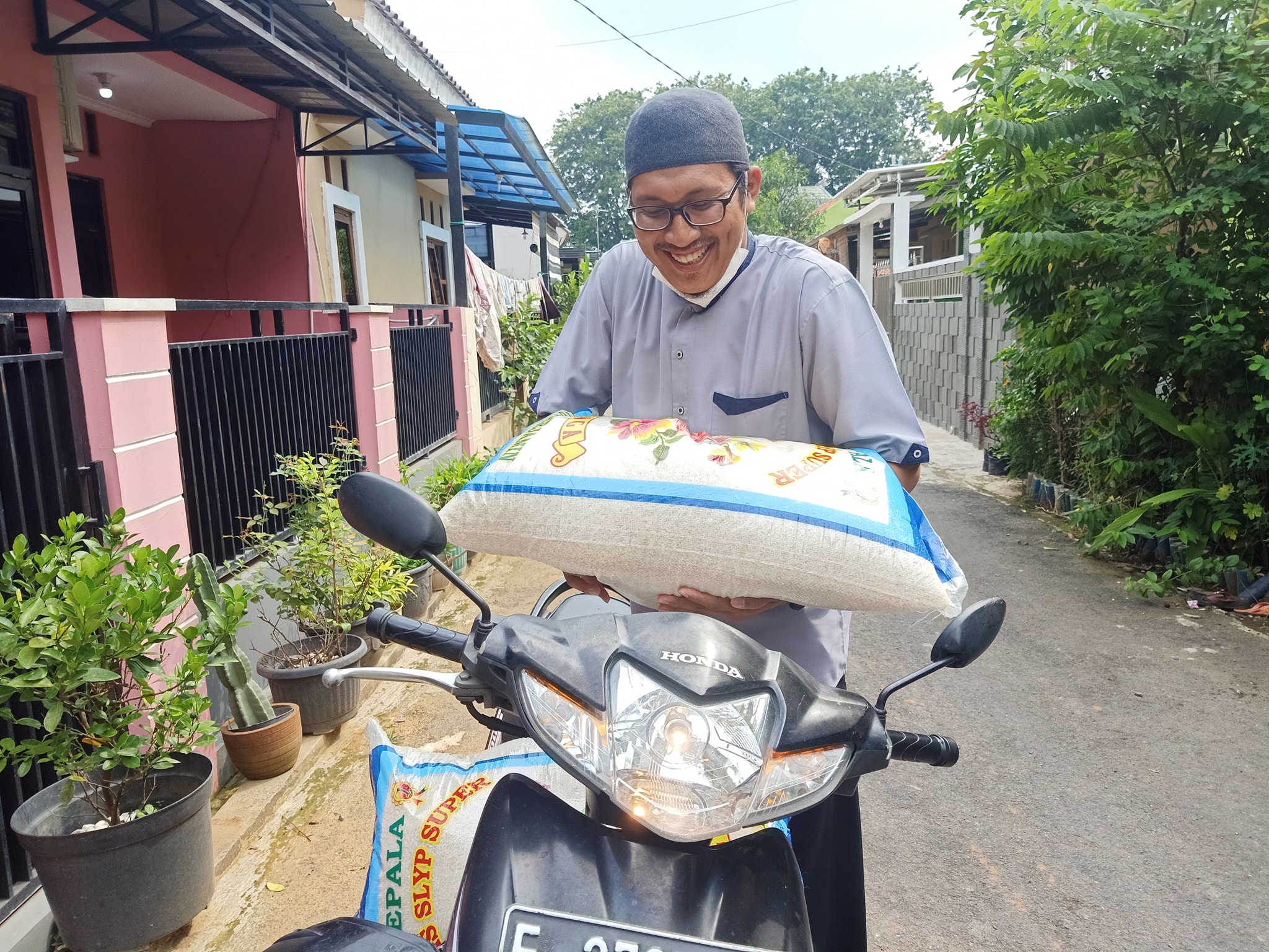 Pembagian sembako